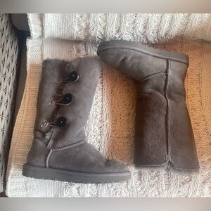 Women's Gray Bailey button Suede Ugg Boots, Ugg shoes size 8